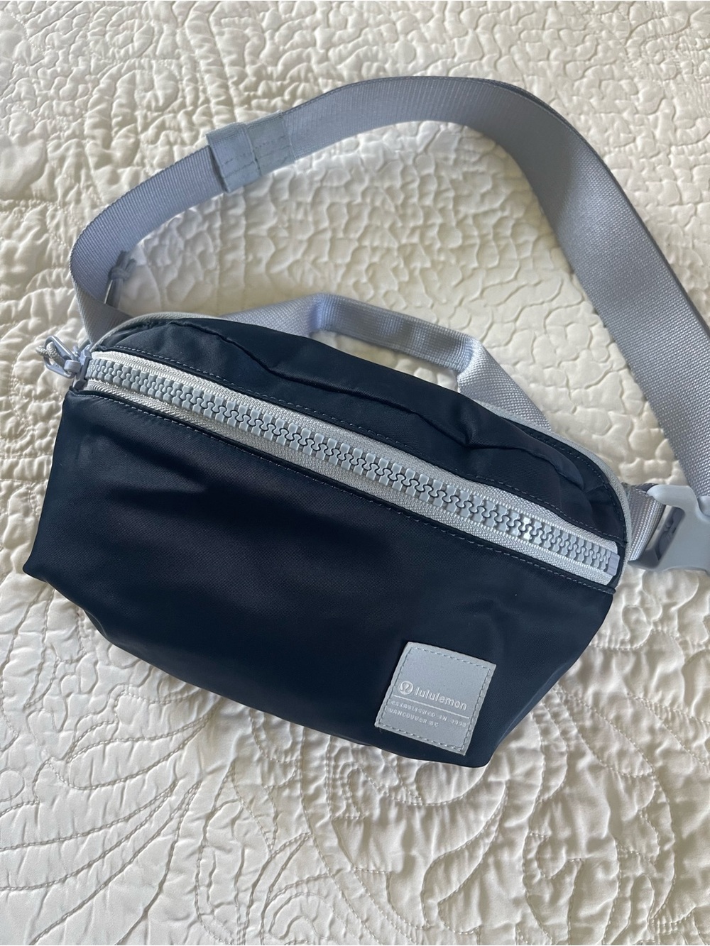 Lululemon All Day Essentials 2.5L Belt Bag/Crossbody Bag/Fanny Pack in Navy Blue - Picture 8 of 15